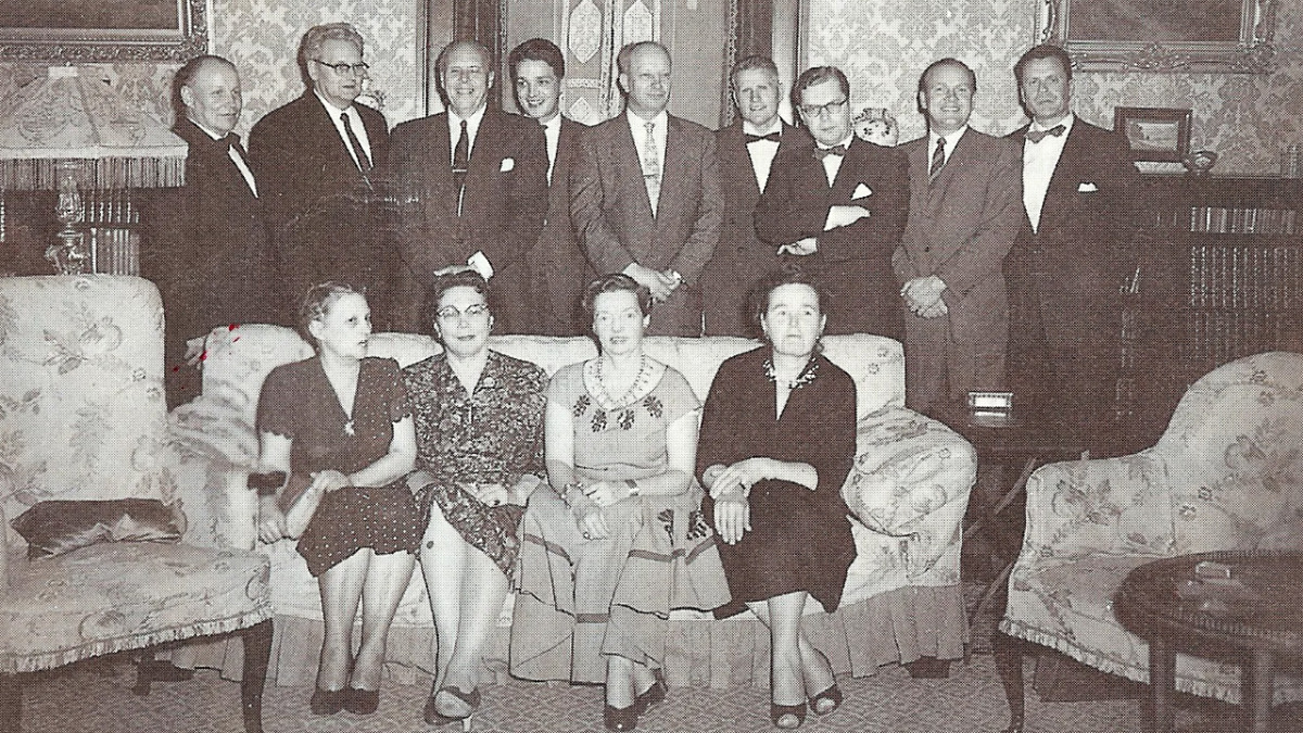 The nine founders meeting in the Fenyes Mansion's Pirtti room.